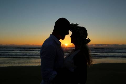 FOTOGRAFIA-NA-PRAIA-DE-GAROPABA-E-PRAIA-DO-ROSA-PRÉ-WEDDING-fotos-ao-nascer-do-sol-somente-silhueta-do-casal-no-nascer-do-sol-de-garopaba-praia-do-rosa-casal-noivo-noiva-se-olhando-silhueta-casal-casamento-ensaio-pre-wedding-em-santa-catarina-beira-praia'