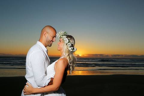 FOTOGRAFIA-NA-PRAIA-DE-GAROPABA-E-PRAIA-DO-ROSA-PRÉ-WEDDING-fotos-casal-praia-do-rosa-ao-nascer-do-sol-noiva-com-coroa-de-flor-natural-sol-ao-fundo-casal-se-olhando-nascer-do-sol-em-garopaba-praia-casal-na-beira-da-praia-abraçados-se-olhando-apaixonados'