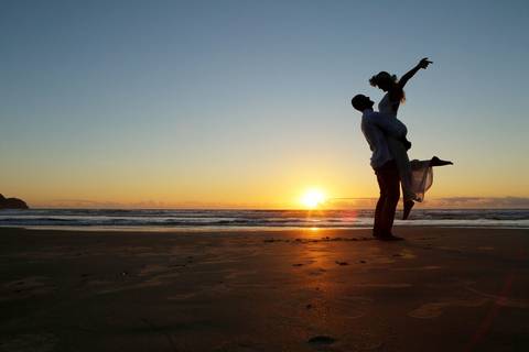 FOTOGRAFIA-NA-PRAIA-DE-GAROPABA-E-PRAIA-DO-ROSA-PRÉ-WEDDING-fotos-casal-ao-nascer-do-sol-somente-silhueta-do-casal-ceu-azul-noiva-no-colo-do-noivo-casal-no-nascer-do-sol-de-garopaba-noivo-erguendo-noiva-na-beira-da-praia-de-santa-catarina-garopaba-photo'