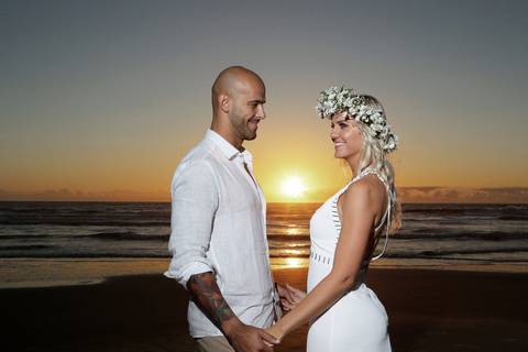 FOTOGRAFIA-NA-PRAIA-DE-GAROPABA-E-PRAIA-DO-ROSA-PRÉ-WEDDING-fotos-casal-na-praia-do-rosa-ao-nascer-dos-sol-noiva-com-coroa-de-flor-natural-sol-ao-fundo-fotografia-fabio-martins-fotografia-em-santa-catarina-casal-de-maos-dadas-na-beira-da-praia-garopaba'