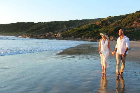 FOTOGRAFIA-NA-PRAIA-DE-GAROPABA-E-PRAIA-DO-ROSA-PRÉ-WEDDING-casal-andado-na-praia-do-rosa-ao-nascer-do-sol-linda-noiva-de-coroa-de-flores-naturais-casal-andando-na-beira-da-praia-molhando-os-pes-na-praia-de-garopaba-em-santa-sc-ensaio-de-casal-em-SC-praia'