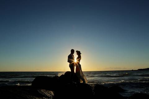 FOTOGRAFIA-NA-PRAIA-DE-GAROPABA-E-PRAIA-DO-ROSA-PRÉ-WEDDING-linda-silueta-de-casal-de-noivos-ao-nascer-do-sol-silhueta-destacando-nascer-do-sol-em-sc-santa-catarina-praia-de-garopaba-praia-do-rosa-casmento-pre-wedding-casal-noiva-de-branco-coroa-flores'