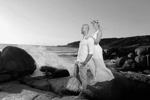 FOTOGRAFIA-NA-PRAIA-DE-GAROPABA-E-PRAIA-DO-ROSA-PRÉ-WEDDING-Fotos-casal-na-praia-do-rosa-em-preto-branco-noiva-abraçando-noivo-pelas-costas-nas-pedras-proximo-a-beira-do-mar-em-santa-catarina-fotografia-em-praia-de-sc-ensaio-praia-santa-catarina-casamento'