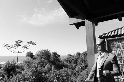 fotografia-na-praia-de-garopaba-praia-do-rosa-noivo-noiva-pre-weeding-noivo-de-traje-na-varanda-na-praia-de-santa-catarina-praia-de-garopada-praia-do-rosa-noivo-de-oculos-na-praia-foto-com-arvores-ao-fundo-noivo-na-varanda-fotografia-noivo-praia-SC'