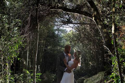 fotografia-na-praia-de-garopaba-praia-do-rosa-noivo-noiva-pre-weeding-solar-mirador-exclusive-resort-e-spa-casal-resort-santa-catarina-imbituba-casal-se-abraçando-embaxo-de-pilastra-na-praia-de-santa-catarina-garopaba-praia-do-rosa-noiva-coroa-de-flores'