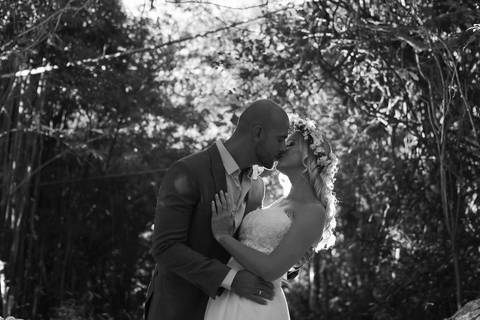 fotografia-na-praia-de-garopaba-praia-do-rosa-noivo-noiva-pre-weeding-solar-mirador-exclusive-resort-e-spa-noivos-se-beijando-foto-preto-e-branco-foto-P&B-noiva-de-coroa-de-flores-brancas-natural-noivo-de-traje-beijando-noiva-santa-catarina-praia-SC'