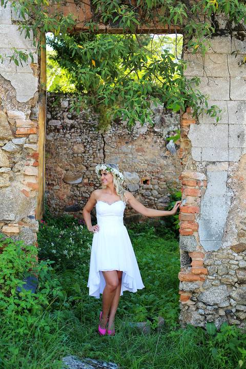 fotografia-na-praia-de-garopaba-praia-do-rosa-noivo-noiva-pre-weeding-solar-mirador-exclusive-resort-e-spa-noiva-nas-ruinas-praia-de-Garopaba-fotogragia-ruinas-de-garopaba-fotografia-ruinas-praia-santa-catarina-ruinas-praia-SC-noiva-coroa-flores-brancas'