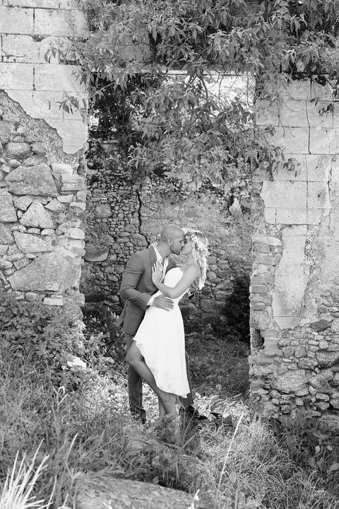 fotografia-na-praia-de-garopaba-praia-do-rosa-noivo-noiva-pre-weeding-solar-mirador-exclusive-resort-e-spa-fotos-casal-Garopaba-noiva-coroa-de-flores-casal-se-beijando-nas-ruinas-noivo-abraçando-noiva-de-traje-noiva-de-vestido-e-coroa-de-flores-brancas'