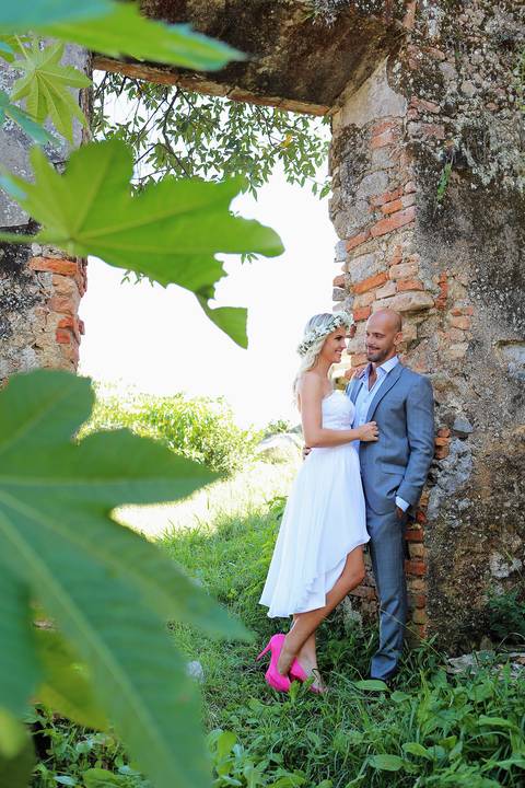 fotografia-na-praia-de-garopaba-praia-do-rosa-noivo-noiva-pre-weeding-fotos-casal-em-Garopaba-noiva-com-um-linda-coroa-de-flores-Noivos-se-olhando-com-um-lindo-sorriso'