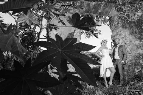 fotos casal em Garopaba noiva com um linda coroa de flores.'