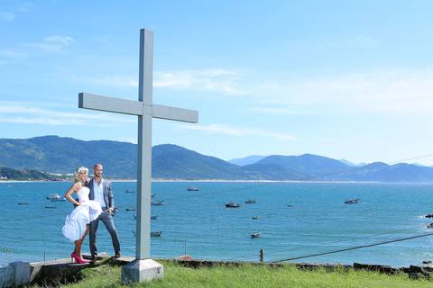 fotos casamento na praia de Garapoba em frente a igreja com mar ao fundo.'