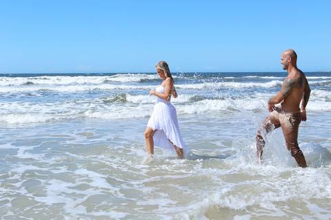 fotos casal na praia correndo na pria de Garopaba santa catarina.'