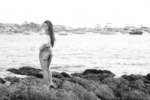 Fotografia-de-Street-Book-de-15-anos-na-praia-de-Punta-del-Este-em-Maldonado-no-Uruguai-modelo-nas-pedra-da-praia-de-punta-del-leste-pedras-punta-del-leste-modelo-na-beira-da-praia-de-punta-del-este-praia-de-punta-del-este-foto-em-preto-e-branco-barcos-'