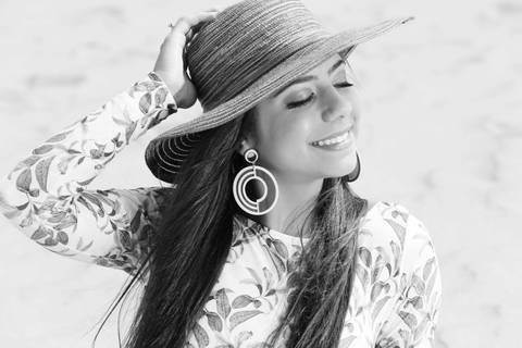 Fotografia-de-Street-Book-de-15-anos-na-praia-de-Punta-del-Este-em-Maldonado-no-Uruguai-book-de-15-quinze-anos-em-punta-del-este-maldonado-uruguai-preto-e-branco-modelo-com-chapeu-segurando-sorrindo-de-brincos-longos-maio-mesclado-maquiada-na-praia-punta'