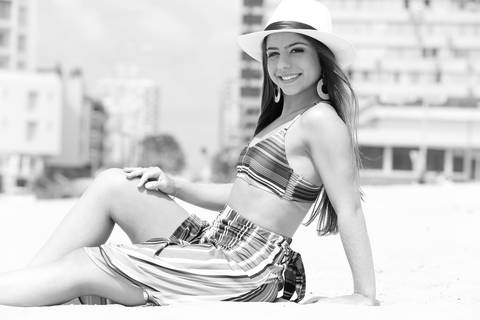 Fotografia-de-Street-Book-de-15-anos-na-praia-de-Punta-del-Este-em-Maldonado-no-Uruguai-foot-de-modelo-em-maldonado-los-dedos-punta-del-este-uruguai-usando-chapeu-bikini-saida-de-praia-sentada-na-areia-na-beira-da-praia-de-punta-del-este-maldonado-uruguai'