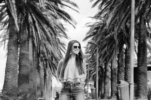 Fotografia-de-Street-Book-de-15-anos-na-praia-de-Punta-del-Este-em-Maldonado-no-Uruguai-modelo-com-palmeiras-ao-fundo-em-praça-de-maldonado-com-oculos-escuros-foto-em-preto-e-branco-com-palmeiras-book-de-15-anos-book-quinze-anos-punta-del-este-maldonado'