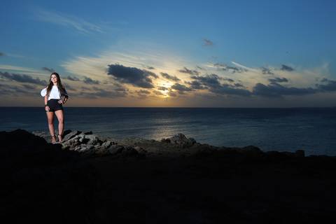 Fotografia-de-Street-Book-de-15-anos-na-praia-de-Punta-del-Este-em-Maldonado-no-Uruguai-por-do-sol-nas-pedras-de-punta-del-este-com-mar-ao-fundo-e-modelo-em-destaque-modelo-de-roupa-social-posando-nas-pedras-no-por-do-sol-book-quinze-anos-na-praia-punta'