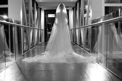 fabio-martins-fofografia-de-casamento-fotografia-de-noiva-de-costar-fofo-veu-e-noiva-casamento-noiva-em-passarela-foto-em-preto-e-branco-de-noiva-dia-do-casamento-noiva-pronta-para-o-casamento-cerimonia-igreja-sao-jose-porto-alegre-noiva-altar-fotografia'