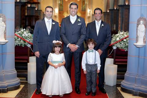 foto-do-noivo-com-aia-pagem-fotografia-de-noivo-no-altar-fotografia-de-marido-na-igreja-fotografia-de-fabio-martins-na-igreja-sao-jose-em-porto-alegre-casamento-porto-alegre-fotografo-de-casamento-noivo-posando-com-padrinhos-na-igreja-fotografia-casamento'