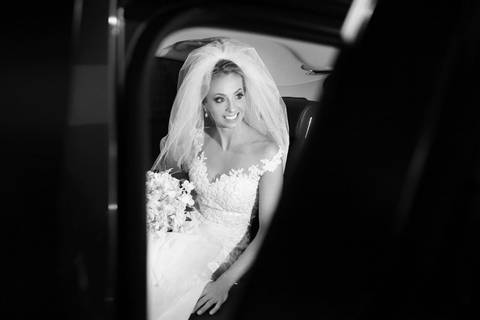 noiva-saindo-do-carro-ate-o-altar-fotografia-no-carro-da-noiva-noiva-no-altar-noiva-na-passarela-da-igreja-fotografo-de-casamento-fabio-martins-em-porto-alegre-rs-noiva-sorrindo-ao-sair-do-carro-para-se-casar-foto-em-preto-e-branco-da-noiva-no-carro'