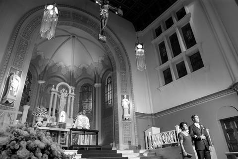 fotografia-de-fabio-maritns-na-igreja-sao-jose-noivo-e-mae-no-latar-a-espera-da-noiva-fotografia-em-preto-e-branco-em-igreja-fotografo-de-casamento-fabio-martins-foto-equipe-casamento-na-igreja-sao-jose-de-porto-alegre-rs-fotografia-do-noivo-no-altar'