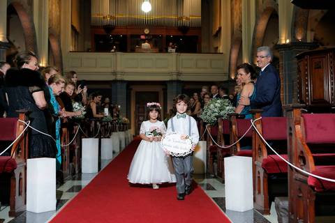 aia-pagem-na-passarela-crianças-caminhando-ate-o-altar-na-igreja-sao-jose-fotografia-da-igreja-sao-jose-de-porto-alegre-fotografo-de-casamentos-fabio-martins-casamento-associacao-leopoldina-juvenil-noiva-indo-ate-o-altar-noivo-no-altar-photographer-Equipe'