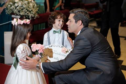 Noivo-com-aia-e-pagem-no-casamento-da-igreja-sao-jose-fotografo-de-casamento-na-igreja-sao-jose-de-porto-alegre-foto-do-noivo-no-altar-noivo-conversando-com-crianças-fotografia-na-igreja-sao-jose-fotografo-de-casamento-fabio-martins-foto-equipe-aia-pagem'
