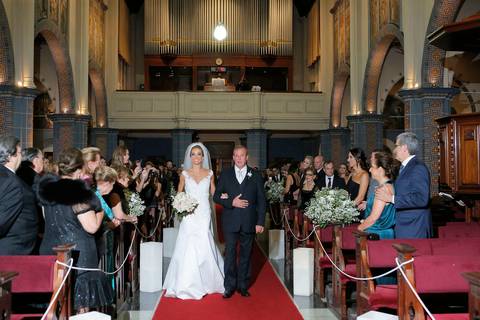 fotografia-noivos-no-altar-noiva-no-altar-com-noivo-fotografia-de-casamento-por-fabio-martins-noiva-olhando-para-noivo-no-altar-noiva-com-buque-de-flores-de-casamento-noivo-sorrindo-casal-noaltar-fotografia-casamento-fotografia-casorio-fotografo-casamento'