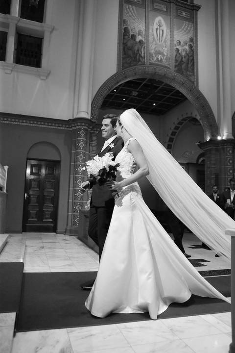 fotografia-noivos-no-altar-noiva-no-altar-com-noivo-fotografia-de-casamento-por-fabio-martins-noiva-olhando-para-noivo-no-altar-noiva-com-buque-de-flores-de-casamento-noivo-sorrindo-casal-noaltar-fotografia-casamento-fotografia-casorio-fotografo-casamento'