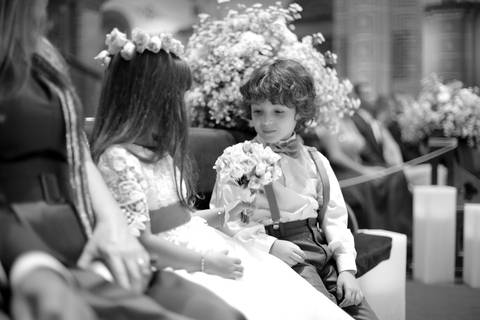 fotografia-noivos-no-altar-noiva-no-altar-com-noivo-fotografia-de-casamento-por-fabio-martins-noiva-olhando-para-noivo-no-altar-noiva-com-buque-de-flores-de-casamento-noivo-sorrindo-casal-noaltar-fotografia-casamento-fotografia-casorio-fotografo-casamento'