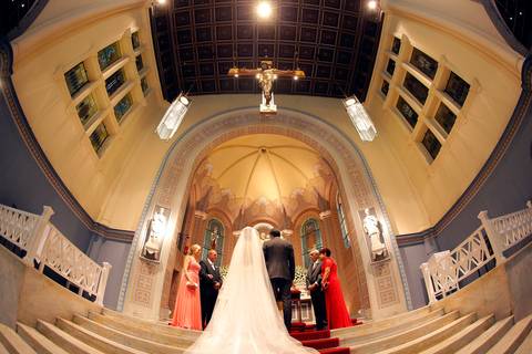 fotografia-noivos-no-altar-noiva-no-altar-com-noivo-fotografia-de-casamento-por-fabio-martins-noiva-olhando-para-noivo-no-altar-noiva-com-buque-de-flores-de-casamento-noivo-sorrindo-casal-noaltar-fotografia-casamento-fotografia-casorio-fotografo-casamento'