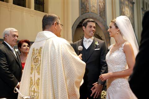 fotografia-noivos-no-altar-noiva-no-altar-com-noivo-fotografia-de-casamento-por-fabio-martins-noiva-olhando-para-noivo-no-altar-noiva-com-buque-de-flores-de-casamento-noivo-sorrindo-casal-noaltar-fotografia-casamento-fotografia-casorio-fotografo-casamento'
