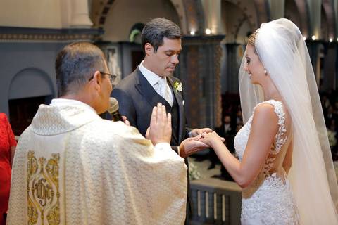 fotografia-noivos-no-altar-noiva-no-altar-com-noivo-fotografia-de-casamento-por-fabio-martins-noiva-olhando-para-noivo-no-altar-noiva-com-buque-de-flores-de-casamento-noivo-sorrindo-casal-noaltar-fotografia-casamento-fotografia-casorio-fotografo-casamento'