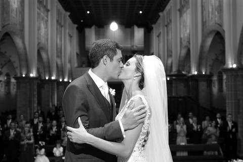 fotografia-noivos-no-altar-noiva-no-altar-com-noivo-fotografia-de-casamento-por-fabio-martins-noiva-olhando-para-noivo-no-altar-noiva-com-buque-de-flores-de-casamento-noivo-sorrindo-casal-noaltar-fotografia-casamento-fotografia-casorio-fotografo-casamento'