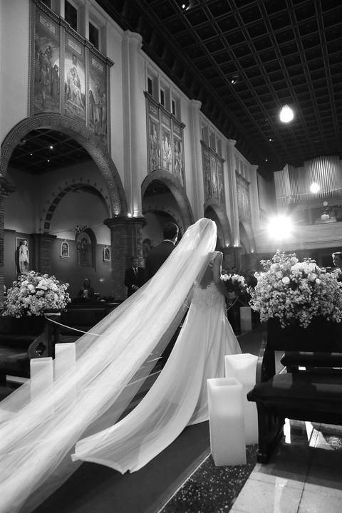 fotografia-noivos-no-altar-noiva-no-altar-com-noivo-fotografia-de-casamento-por-fabio-martins-noiva-olhando-para-noivo-no-altar-noiva-com-buque-de-flores-de-casamento-noivo-sorrindo-casal-noaltar-fotografia-casamento-fotografia-casorio-fotografo-casamento'