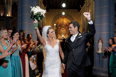 fotografia-noivos-no-altar-noiva-no-altar-com-noivo-fotografia-de-casamento-por-fabio-martins-noiva-olhando-para-noivo-no-altar-noiva-com-buque-de-flores-de-casamento-noivo-sorrindo-casal-noaltar-fotografia-casamento-fotografia-casorio-fotografo-casamento'