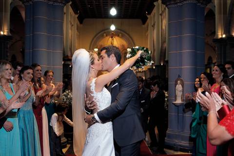 valsa-de-casamento-em-preto-e-branco-depoimento-de-casamento-foto-festa-de-casamento-fotografia-noivos-dançando-foto-de-casal-dançando-foto-noiva-dancando-fotografia-de-casamento-fabio-martins-fotografo-de-casamento-em-porto-alegre-festa-de-casamento'