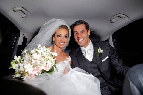 fotografia-noivos-no-altar-noiva-no-altar-com-noivo-fotografia-de-casamento-por-fabio-martins-noiva-olhando-para-noivo-no-altar-noiva-com-buque-de-flores-de-casamento-noivo-sorrindo-casal-noaltar-fotografia-casamento-fotografia-casorio-fotografo-casamento'