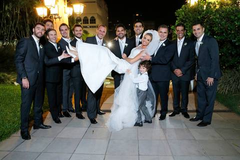 fotografia-noivos-no-altar-noiva-no-altar-com-noivo-fotografia-de-casamento-por-fabio-martins-noiva-olhando-para-noivo-no-altar-noiva-com-buque-de-flores-de-casamento-noivo-sorrindo-casal-noaltar-fotografia-casamento-fotografia-casorio-fotografo-casamento'