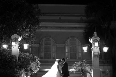 fotografia-a-noite-de-casamento-fotografia-em-preto-e-branco-de-casal-fotografia-contra-a-luz-fotografia-p&b-de-casmento-fotografo-de-casamento-em-porto-alegre-fotografo-fabio-martins-fotografia-casamento-na-igreja-sao-jose-associacao-leopoldona-juvenil'