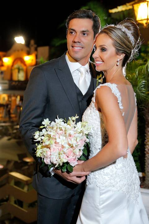 fotografia-noivos-no-altar-noiva-no-altar-com-noivo-fotografia-de-casamento-por-fabio-martins-noiva-olhando-para-noivo-no-altar-noiva-com-buque-de-flores-de-casamento-noivo-sorrindo-casal-noaltar-fotografia-casamento-fotografia-casorio-fotografo-casamento'