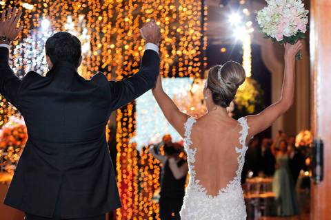 fotografia-noivos-no-altar-noiva-no-altar-com-noivo-fotografia-de-casamento-por-fabio-martins-noiva-olhando-para-noivo-no-altar-noiva-com-buque-de-flores-de-casamento-noivo-sorrindo-casal-noaltar-fotografia-casamento-fotografia-casorio-fotografo-casamento'
