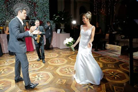 foto-festa-de-casamento-fotografia-noivos-dançando-foto-de-casal-dançando-foto-noiva-dancando-fotografia-de-casamento-fabio-martins-fotografo-de-casamento-em-porto-alegre-festa-de-casamento-associacao-leopoldina-juvenil-casal-se-divertindo-em-casamento'
