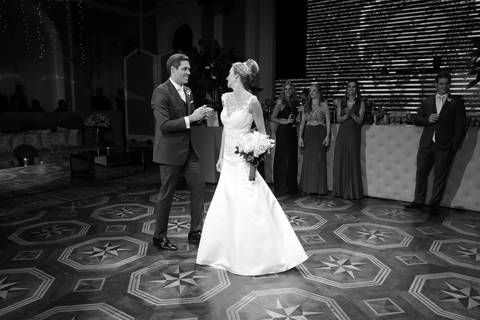 foto-festa-de-casamento-fotografia-noivos-dançando-foto-de-casal-dançando-foto-noiva-dancando-fotografia-de-casamento-fabio-martins-fotografo-de-casamento-em-porto-alegre-festa-de-casamento-associacao-leopoldina-juvenil-casal-se-divertindo-em-casamento'