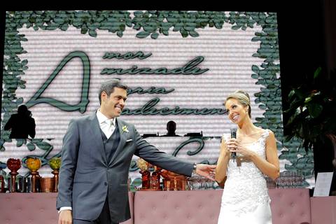 foto-festa-de-casamento-fotografia-noivos-dançando-foto-de-casal-dançando-foto-noiva-dancando-fotografia-de-casamento-fabio-martins-fotografo-de-casamento-em-porto-alegre-festa-de-casamento-associacao-leopoldina-juvenil-casal-se-divertindo-em-casamento'