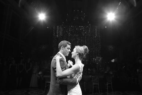 valsa-de-casamento-em-preto-e-branco-depoimento-de-casamento-foto-festa-de-casamento-fotografia-noivos-dançando-foto-de-casal-dançando-foto-noiva-dancando-fotografia-de-casamento-fabio-martins-fotografo-de-casamento-em-porto-alegre-festa-de-casamento-asso'