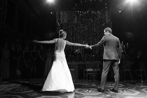 valsa-de-casamento-em-preto-e-branco-depoimento-de-casamento-foto-festa-de-casamento-fotografia-noivos-dançando-foto-de-casal-dançando-foto-noiva-dancando-fotografia-de-casamento-fabio-martins-fotografo-de-casamento-em-porto-alegre-festa-de-casamento-asso'