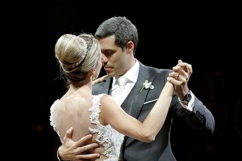 valsa-de-casamento-em-preto-e-branco-depoimento-de-casamento-foto-festa-de-casamento-fotografia-noivos-dançando-foto-de-casal-dançando-foto-noiva-dancando-fotografia-de-casamento-fabio-martins-fotografo-de-casamento-em-porto-alegre-festa-de-casamento-asso'