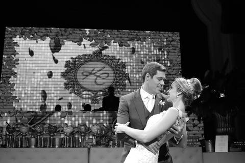 valsa-de-casamento-em-preto-e-branco-depoimento-de-casamento-foto-festa-de-casamento-fotografia-noivos-dançando-foto-de-casal-dançando-foto-noiva-dancando-fotografia-de-casamento-fabio-martins-fotografo-de-casamento-em-porto-alegre-festa-de-casamento-asso'