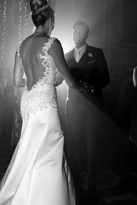valsa-de-casamento-em-preto-e-branco-depoimento-de-casamento-foto-festa-de-casamento-fotografia-noivos-dançando-foto-de-casal-dançando-foto-noiva-dancando-fotografia-de-casamento-fabio-martins-fotografo-de-casamento-em-porto-alegre-festa-de-casamento'